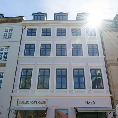 Deluxe At Perfect Location *