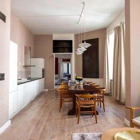 Deluxe At Perfect Location *