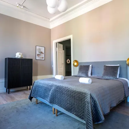 Deluxe At Perfect Location *