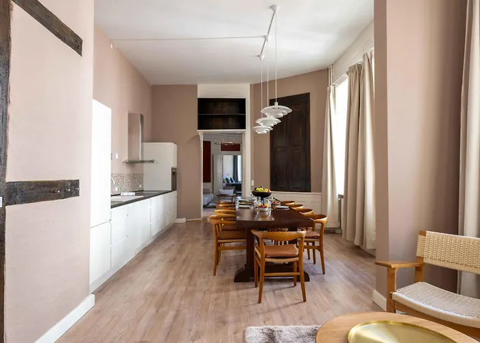 Deluxe At Perfect Location *