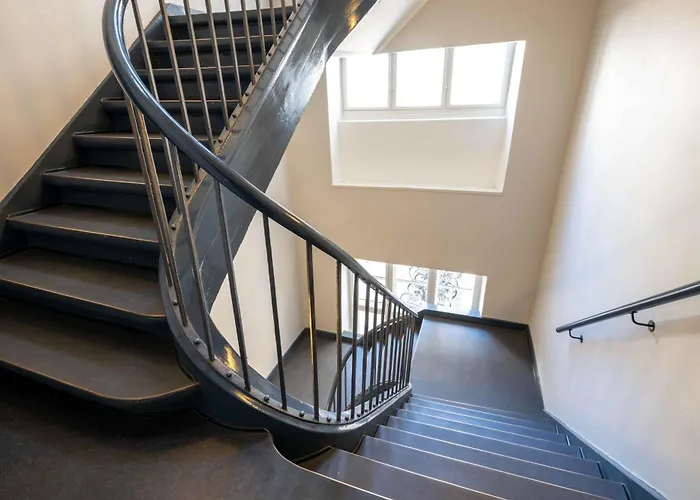 Deluxe At Perfect Location *