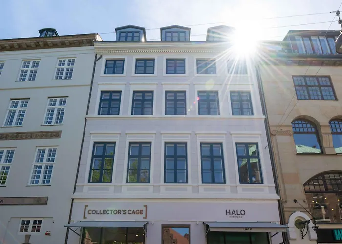 Deluxe At Perfect Location *