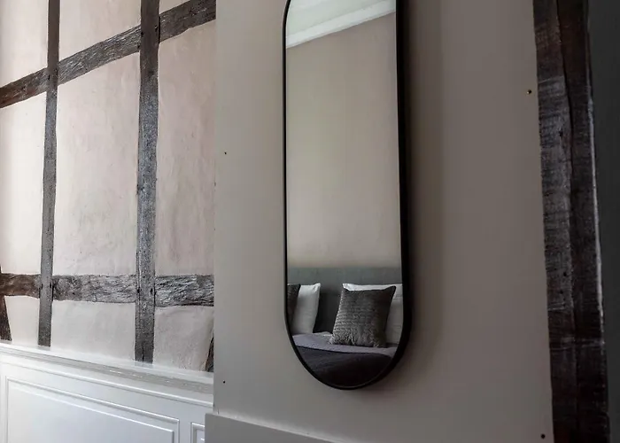 Deluxe At Perfect Location *