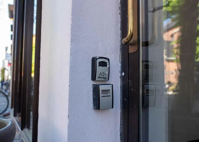 Deluxe At Perfect Location *