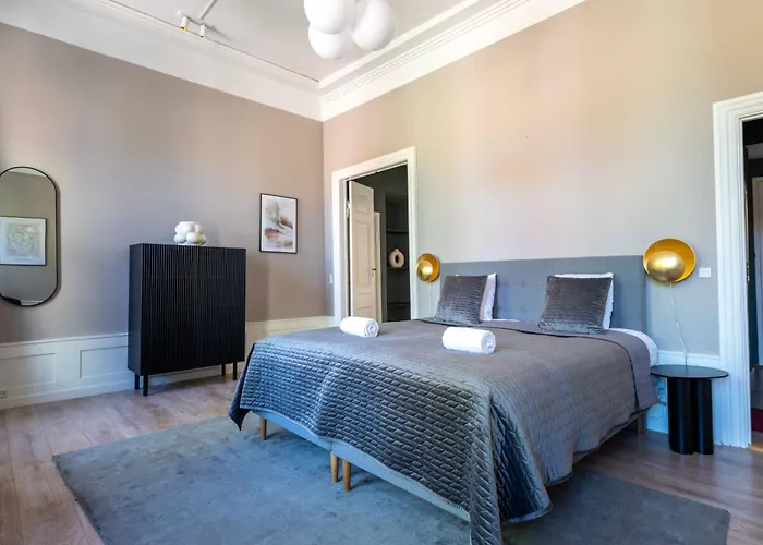 Deluxe At Perfect Location *