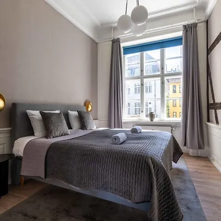 Deluxe At Perfect Location Apartment *